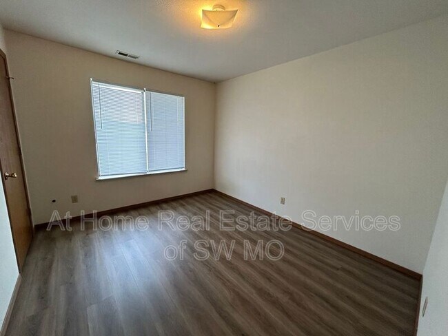 Foto del edificio - 727 E Bain