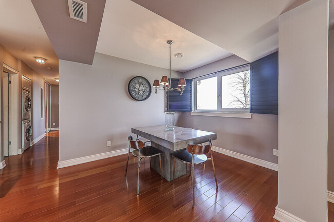 Photo du bâtiment - 75 Maple Ave S