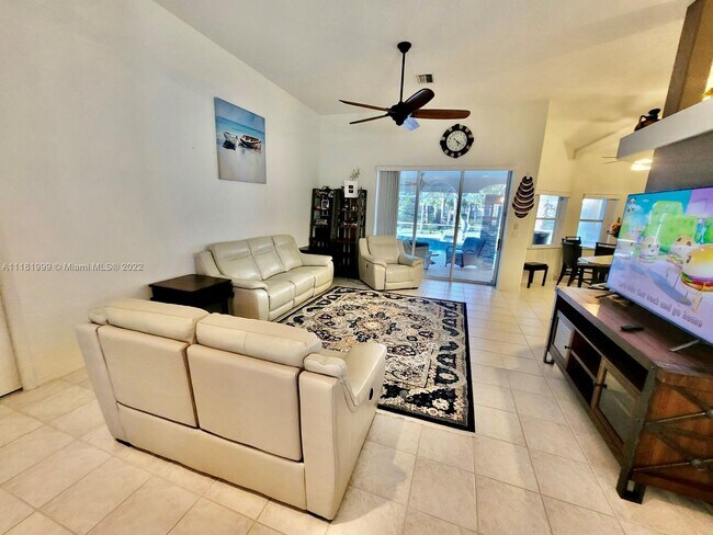 Foto del edificio - 1172 Hillsborough Blvd