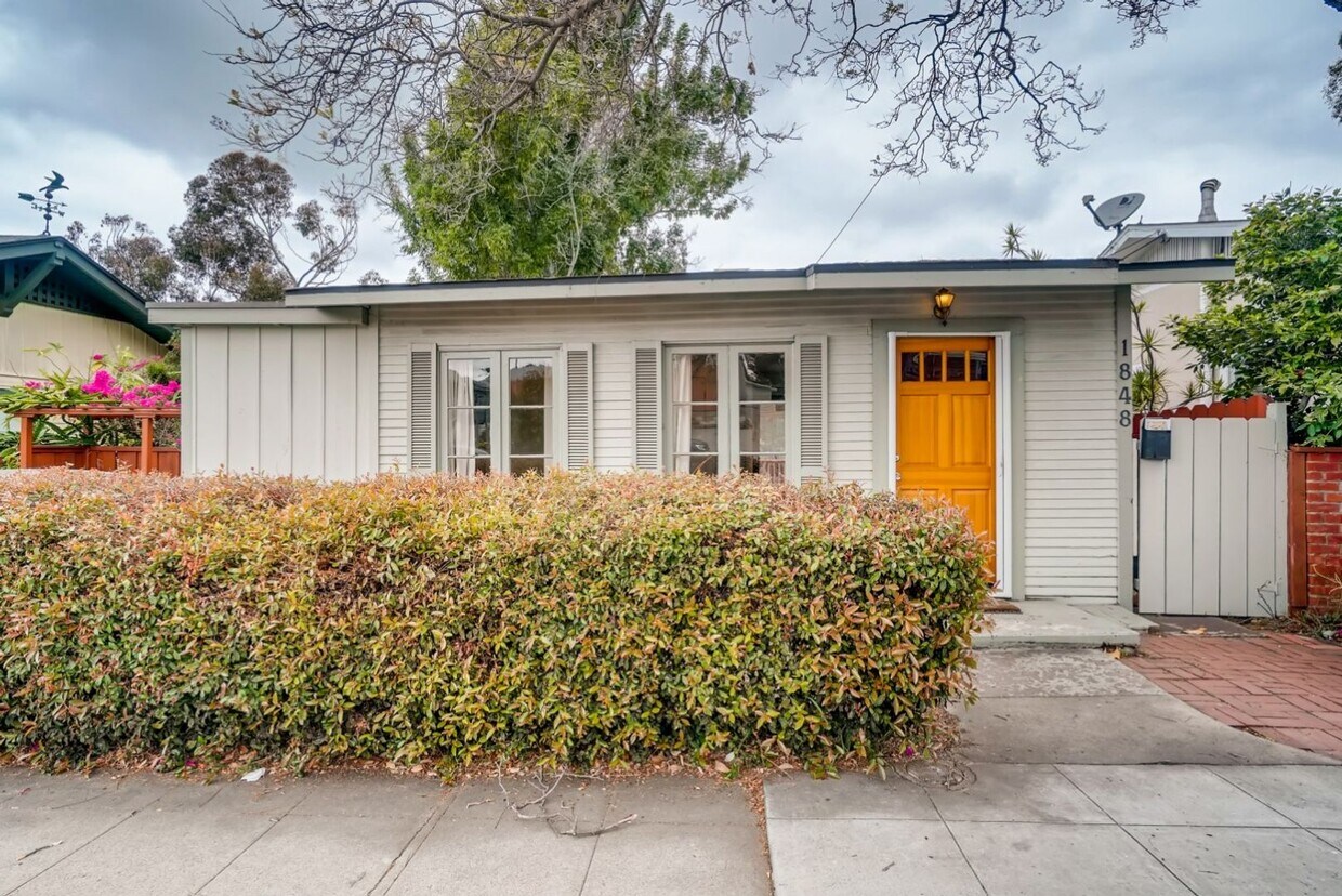 Primary Photo - Must See 1 Bedroom Bungalow in South Park