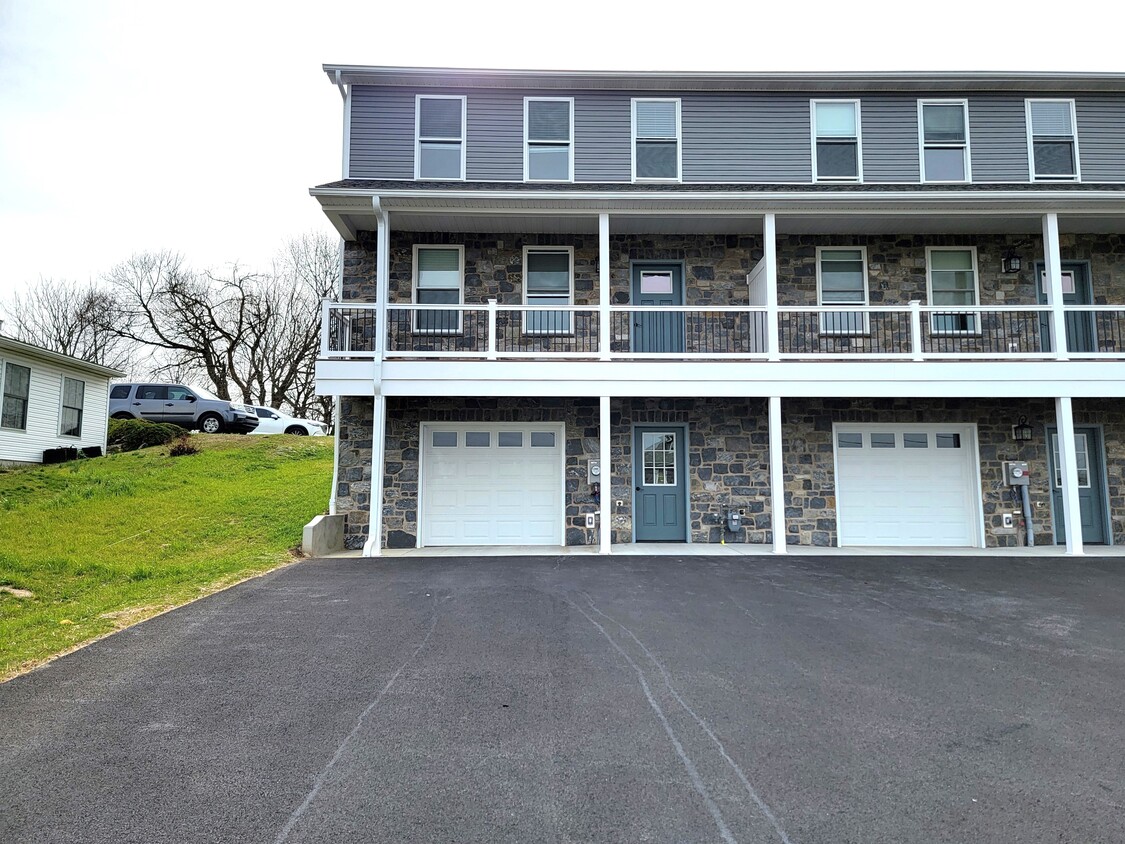 322 W Main St, Newmanstown, PA 17073 - Townhome Rentals in Newmanstown ...