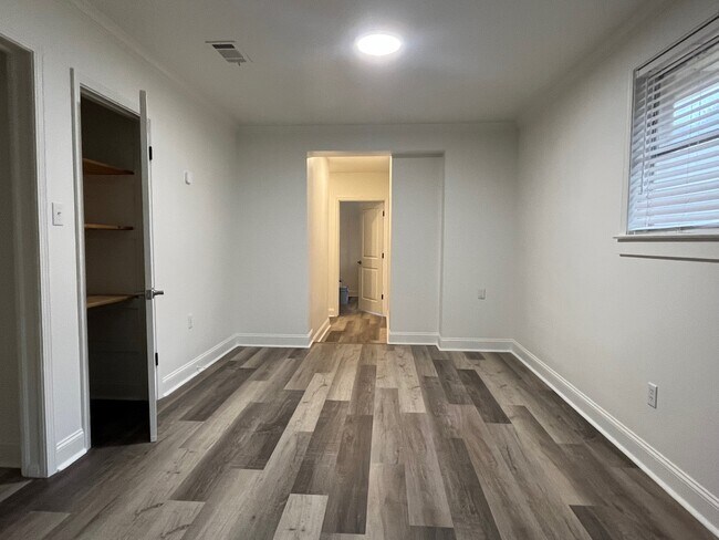 Building Photo - 930 Helios Ave