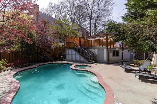 Building Photo - 1022 Reeder Cir NE