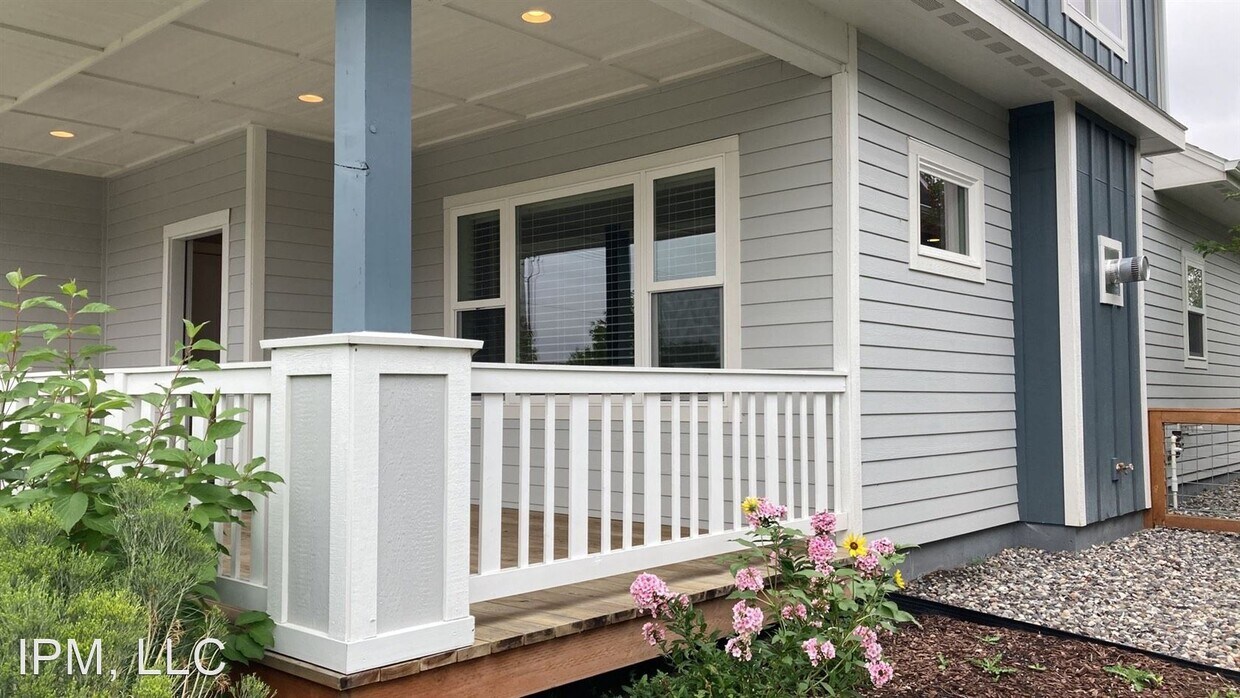 Primary Photo - 3 br, 2.5 bath House - 572 N Laurel Parkway