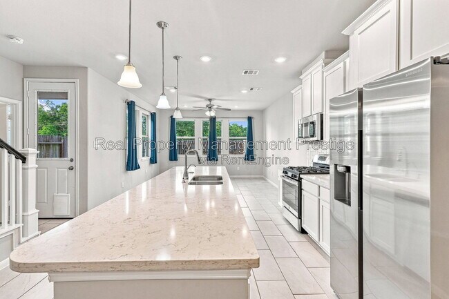 Building Photo - 7333 Hinsdale Dr