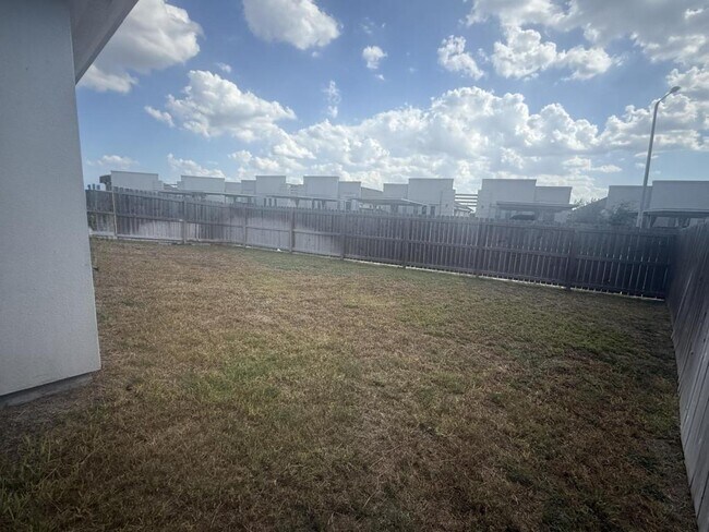 Foto del edificio - 3921 Las Vistas Ln