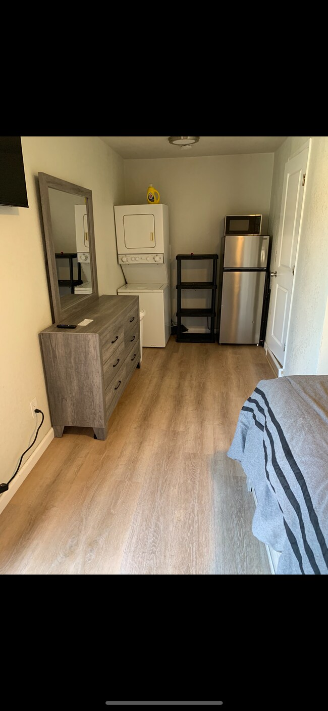 Foto del edificio - 5031 Bakman Ave