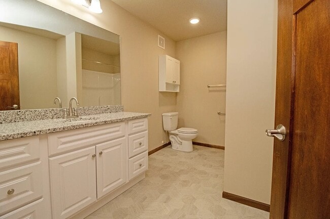 Building Photo - Ward Rentals in Hutchinson