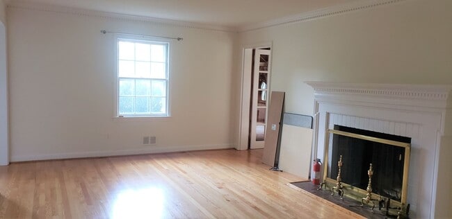 Building Photo - Classic And Stately 5 Bed 3 Bath Colonial ...