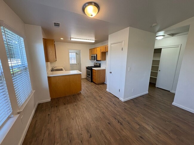 Building Photo - 1897