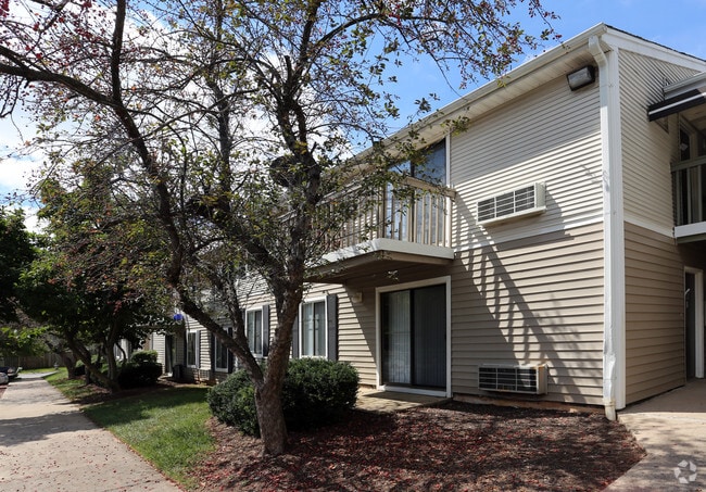 Building Photo - The Hamptons at Town Center Apartment Homes