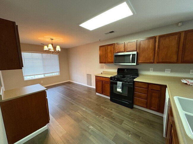 Foto del edificio - NW Visalia Home Coming Soon!
