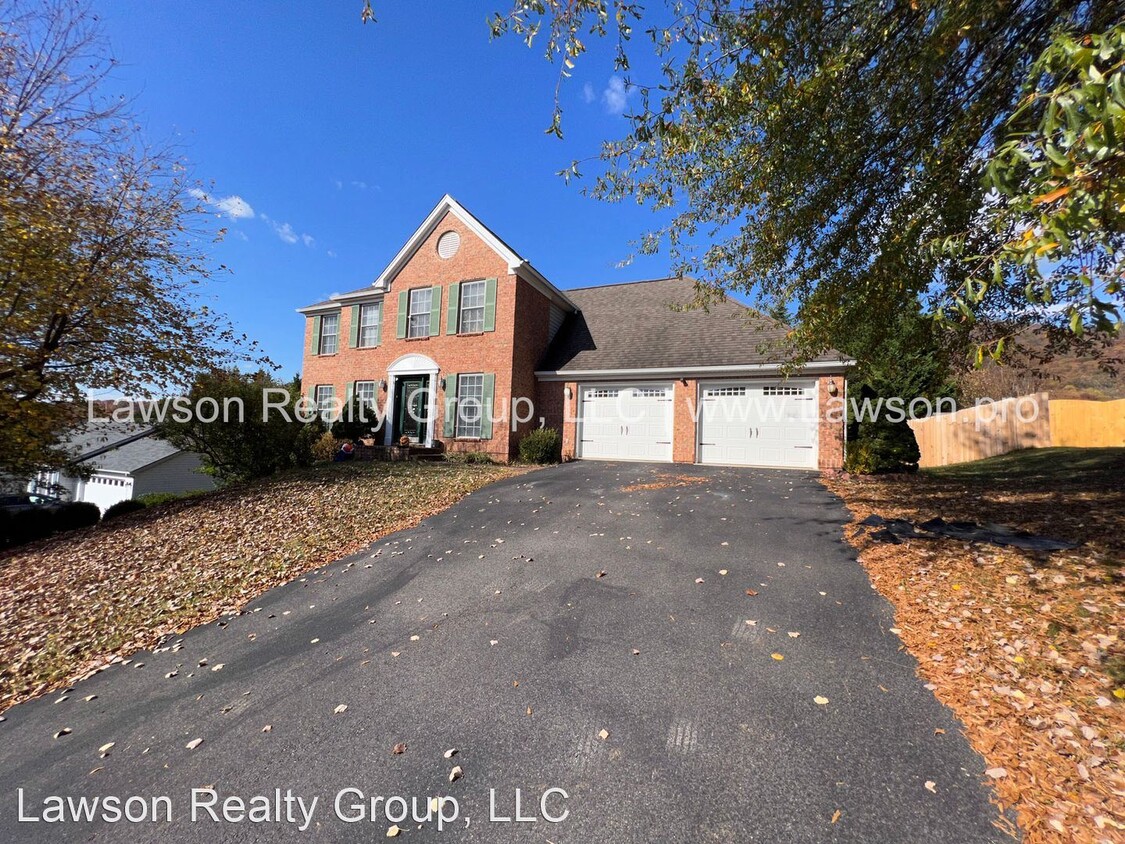 4 br, 3.5 bath House 5931 Windcrest Ln House Rental in Roanoke, VA