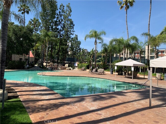 Foto del edificio - 21400 Burbank Blvd