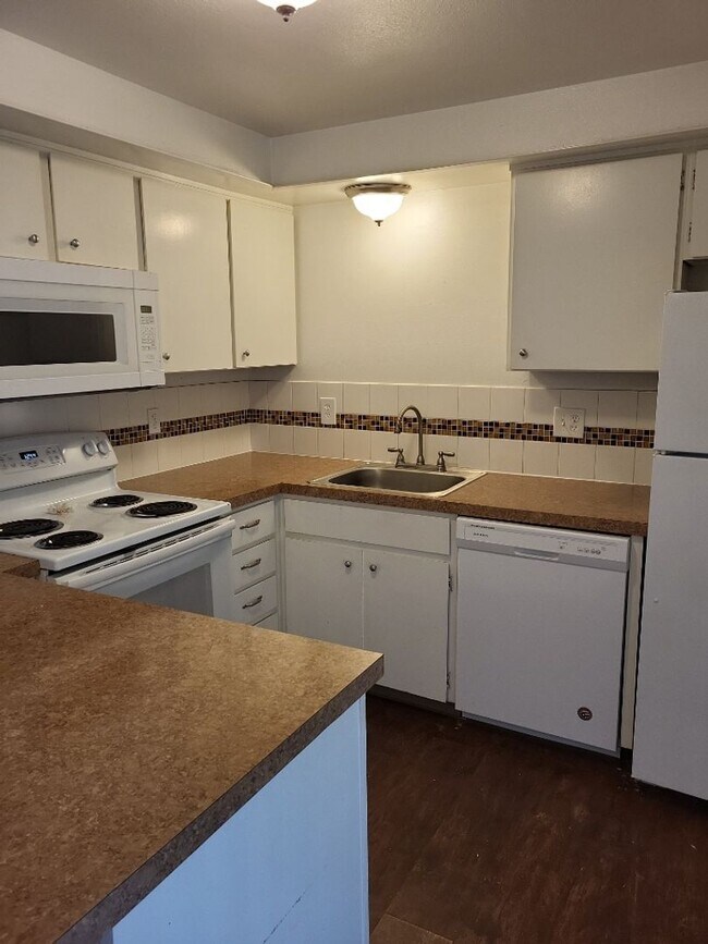 Photo - Charming Two Bedroom  Close to Downtown Vancouver !! Apartment