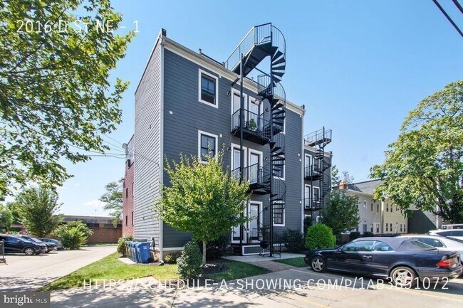Building Photo - Renovated Condo with parking included - Fi...