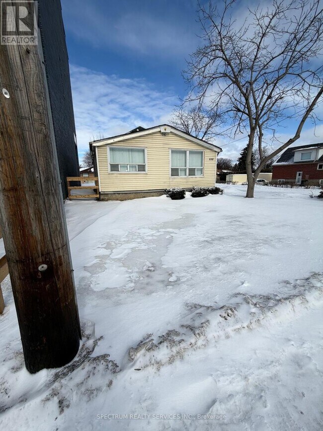 Photo du bâtiment - 698 Sheppard Ave W