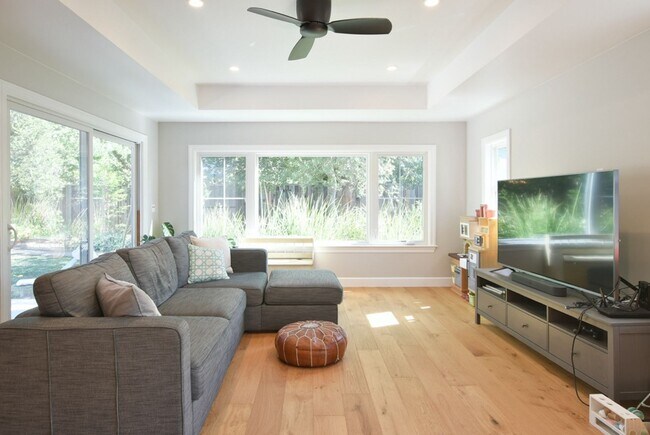 Foto del edificio - Stunning Custom Remodeled 5 Bedroom 3 Bath...