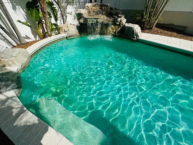 Foto del edificio - 3704 El Centro St