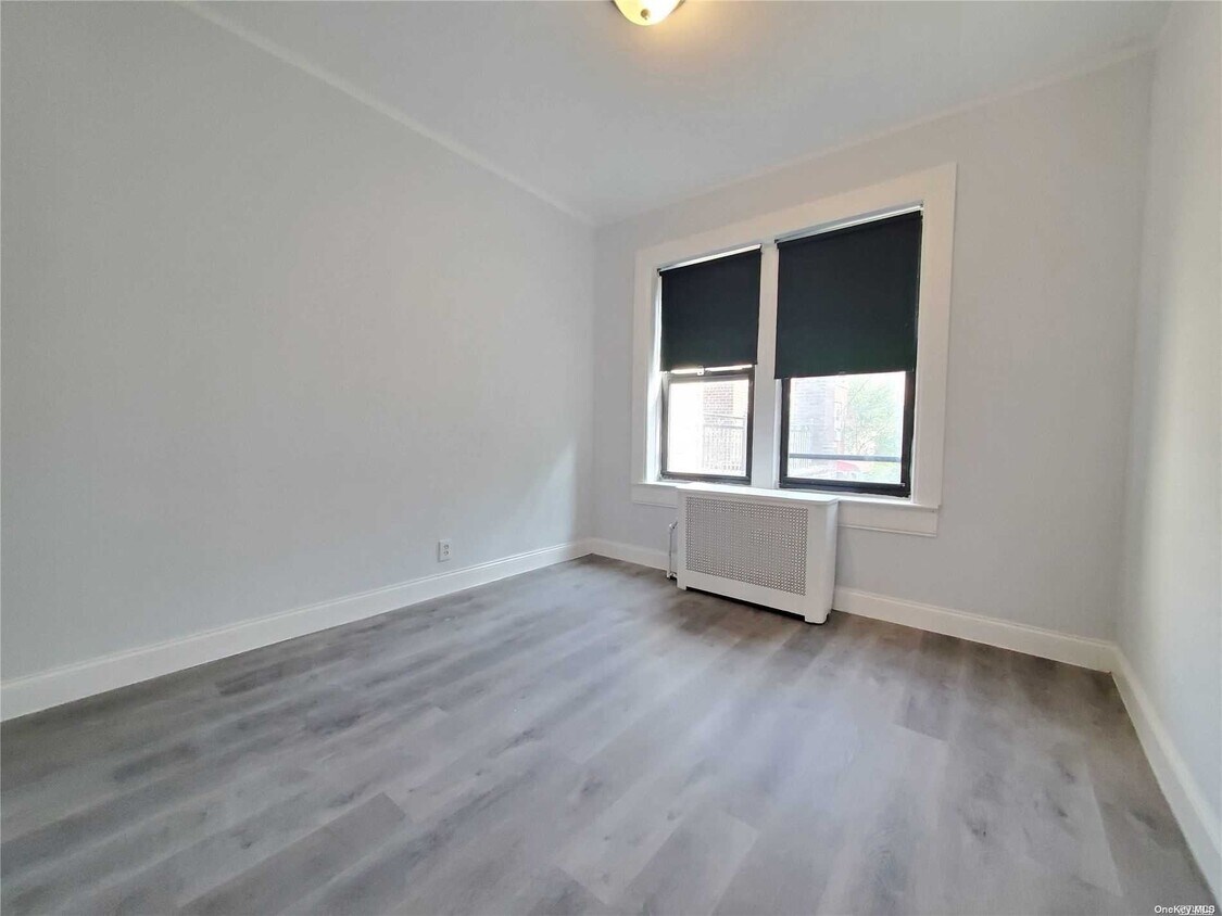 Foto del edificio - 76-12 Woodside Ave