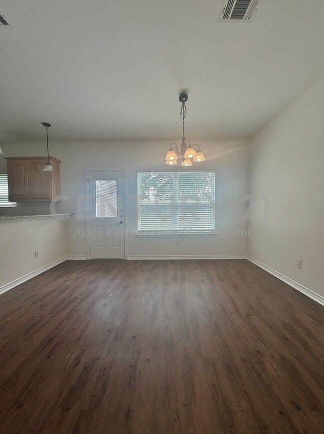 Building Photo - Charming, 2-Story 3/2.5/1 Duplex Ready For Move-In!
