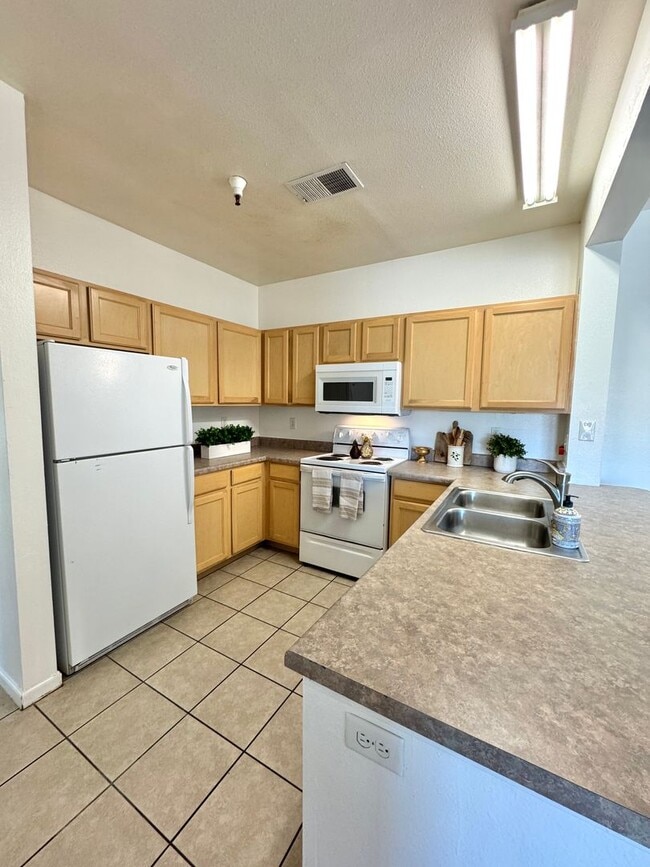 Building Photo - 4 Bedroom Master Suites at The Edge at Reno - Walking Distance to UNR