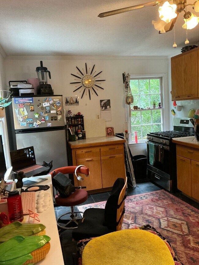 Foto del edificio - 1 Bedroom/1 bathroom Basement Apartment in...