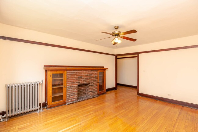 Building Photo - 2116 W Birchwood Ave