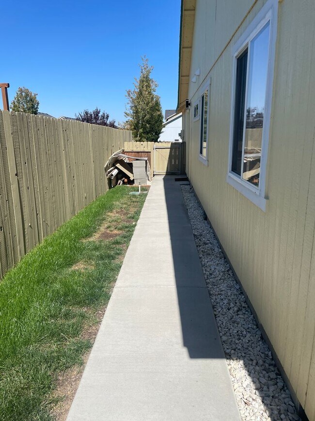 Building Photo - Well Maintained 3 Bedroom Home, Landscape ...