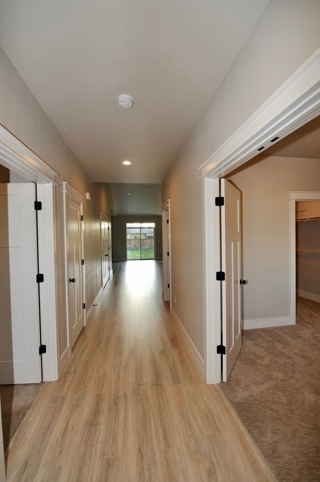 Building Photo - 3 bed 2.5 bath rancher with gas fireplace