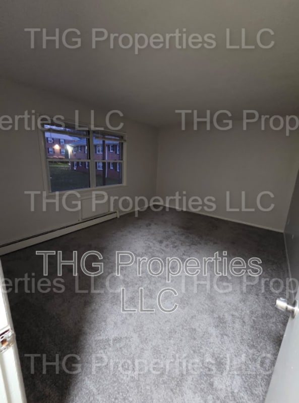 Building Photo - 405 Franklin Turnpike