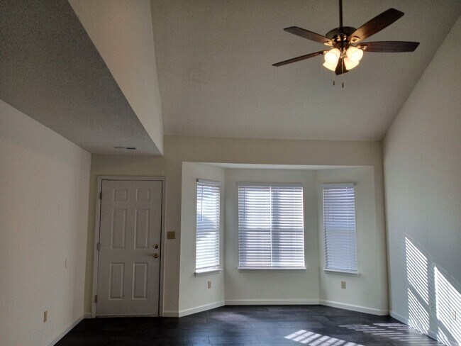 Foto del edificio - 4921-4923 W. Millbrook Dr.