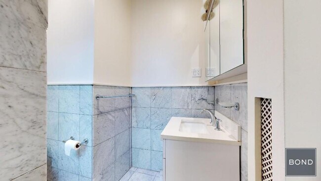 Building Photo - 166 W 72nd St