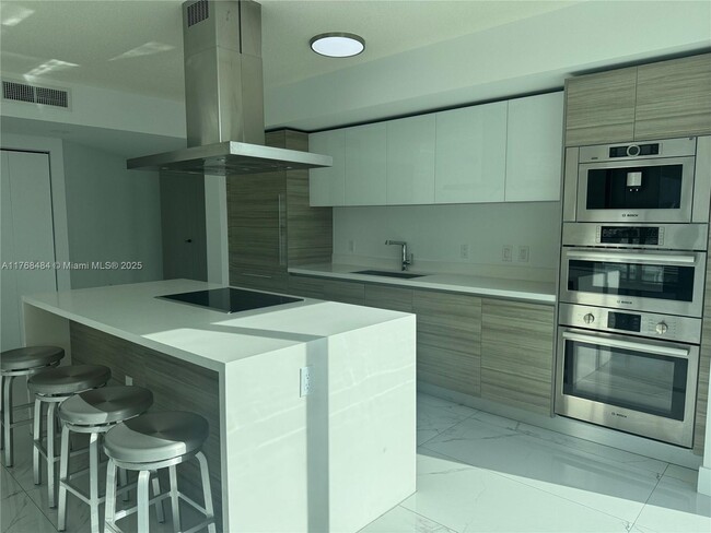 Foto del edificio - 330 Sunny Isles Blvd