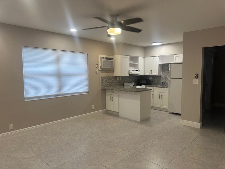 Building Photo - 2725 Middle River Dr