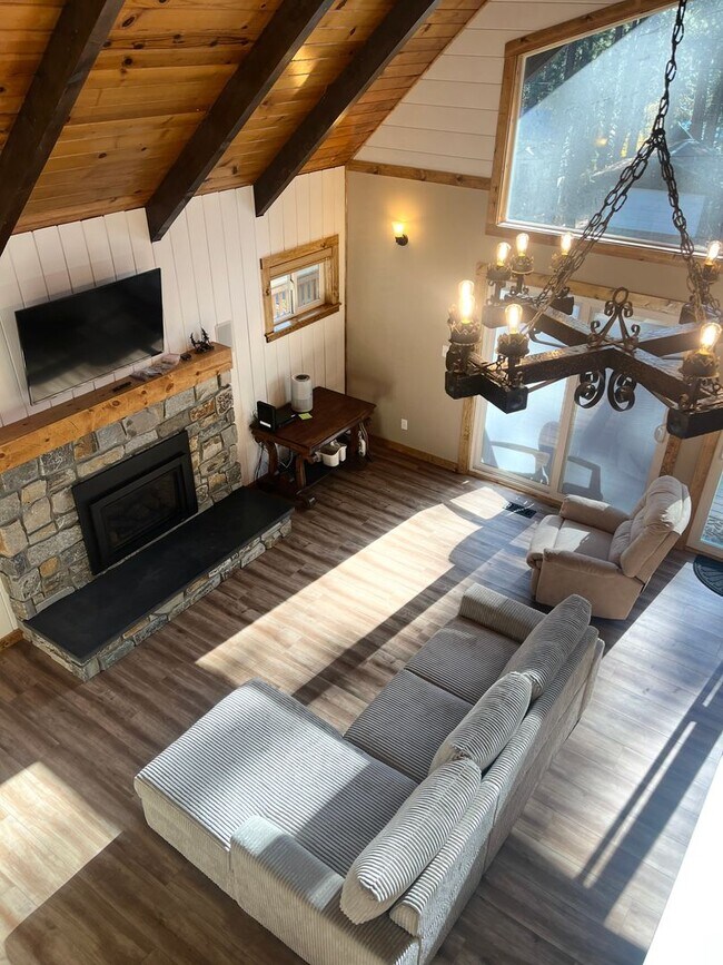 Foto del edificio - Donner Lake Ski Lease — Fully Remodeled Home | Walk to Lake & Market