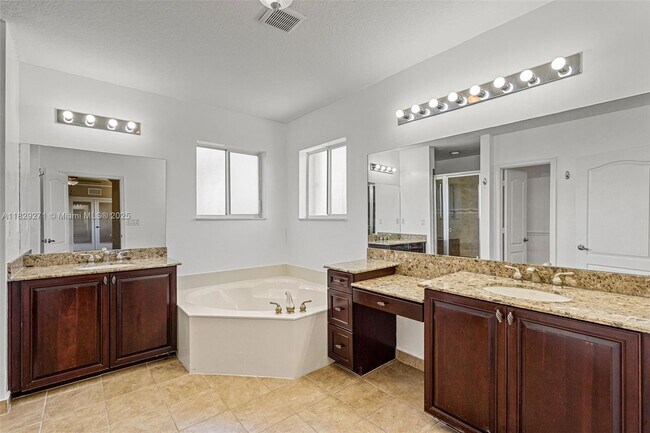 Foto del edificio - 20530 NW 12th Ct