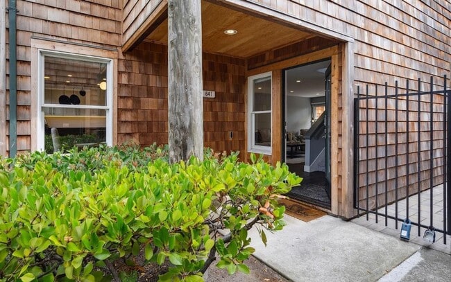 Building Photo - 641 Centre Ct