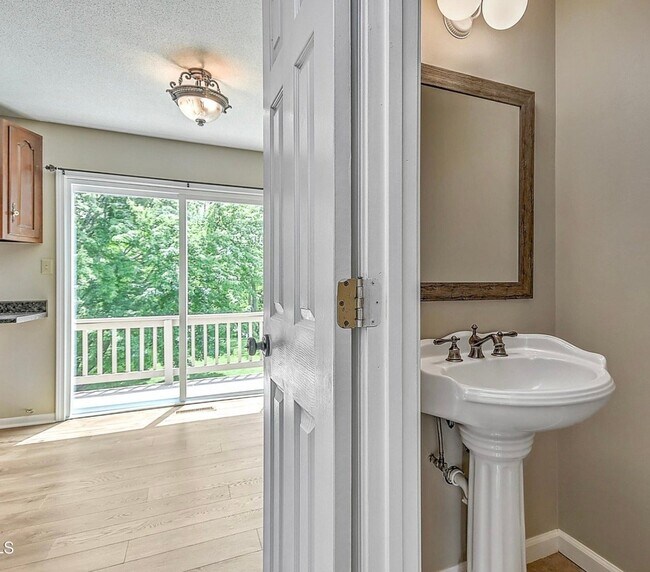 Foto del edificio - 225 Oakcrest Cir
