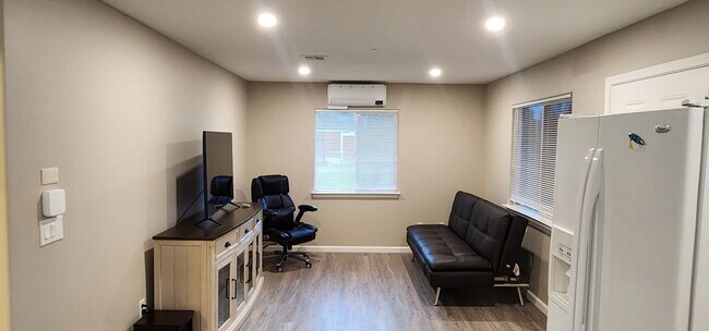 Building Photo - Furnished 1 bedroomu unit available now!