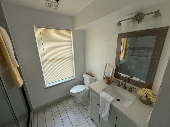 Building Photo - Completely remodeled 3 bed 1 & 1/2 bath ho...