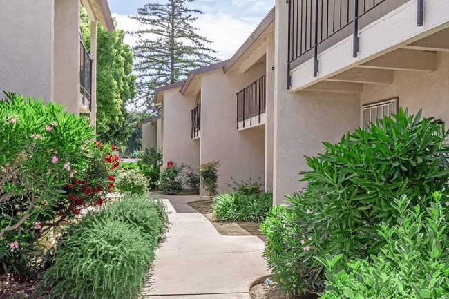 Building Photo - Stockdale Garden Villas