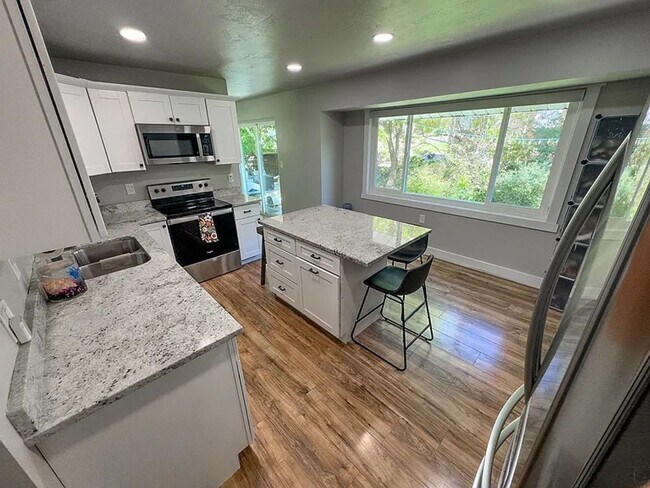 Foto del edificio - Beautifully updated 5 Bed / 2 Bath Home wi...