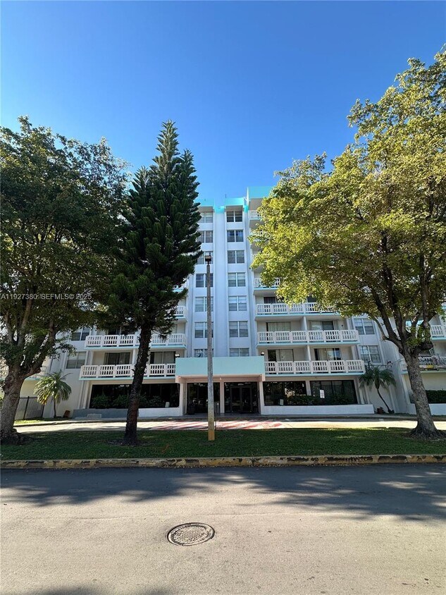 Foto principal - 15600 NW 7th Ave