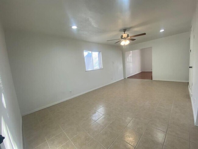Building Photo - 3010 Ridgeview Ln