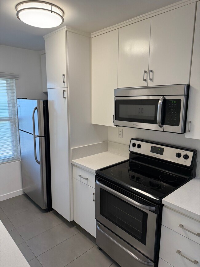 Building Photo - 310 S Sherbourne Dr