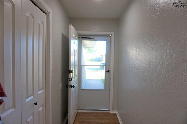 Building Photo - 2119 Selma Dr