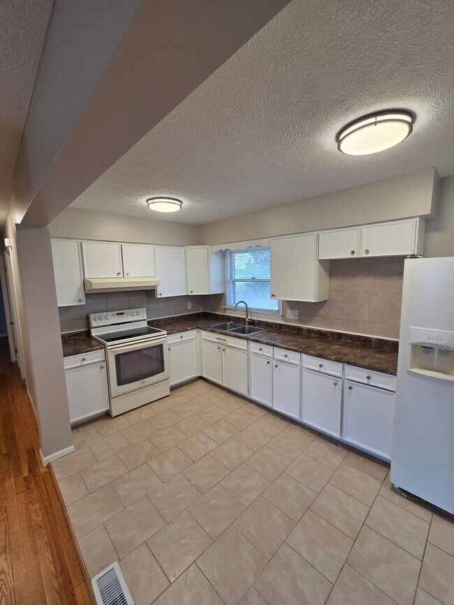 Foto del edificio - 3 bed, 2 bath, 1 car garage with finished basement, fenced back, newly remodeled