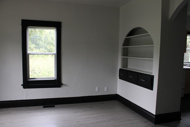 Building Photo - 218 Sabin Ave W