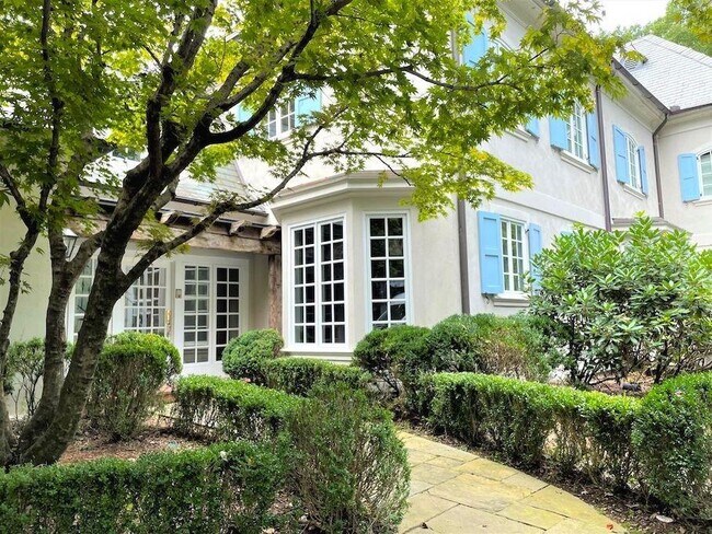 Foto del edificio - 2485 W Wesley Rd NW